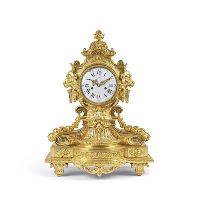 une horloge en or posée sur une table
