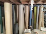de nombreux rouleaux de papier posés sur une étagère dans une pièce