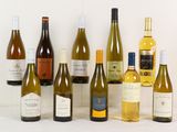 plusieurs bouteilles de vin posées sur une table