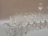 beaucoup de verres à vin et un pichet sur la table