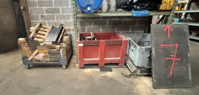 une multitude de caisses empilées dans un garage