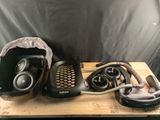 trois types différents de casques posés sur une table