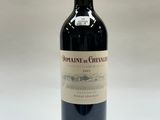 une bouteille de vin posée sur une table blanche
