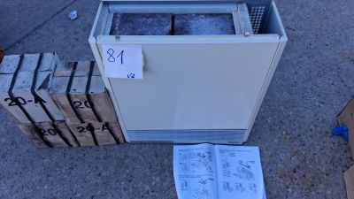 une caisse de glace posée par terre à côté d'une pile de cartons