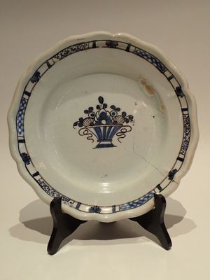 FORGES-LES-EAUX, Plat en faïence dit cul noir, à bords chant…