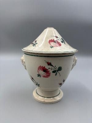 Pot en faïence émaillée, décor floral polychrome peint à la …