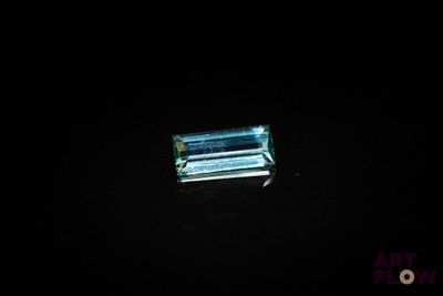 une topaze bleue qui brille dans l'obscurité