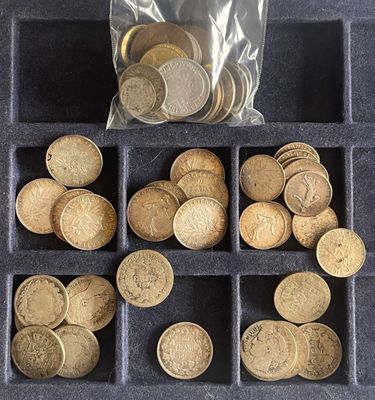 de nombreuses pièces dans un plateau, avec un sachet contenant ces pièces