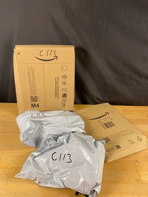 deux boîtes d'amazon sur une table en bois