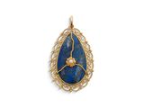 un pendentif en or et lapis-lazuli orné d'une pierre bleue en forme de larme