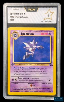 gros plan d'une carte pokemon sur fond noir
