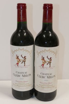 deux bouteilles de vin posées sur une table l'une à côté de l'autre