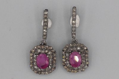 paire de boucles d'oreilles rubis et diamants