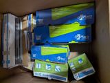 plusieurs cartons contenant des objets bleus et verts