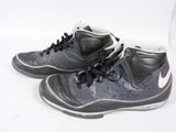 une paire de baskets noires et blanches posées sur une surface blanche, sur fond blanc