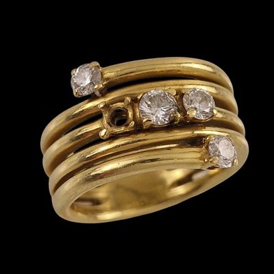 un gros plan d'une bague en or sertie de diamants sur fond noir