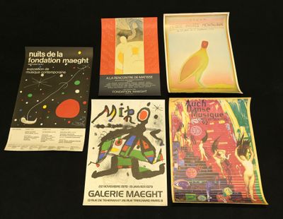 Plusieurs livres sont posés sur une table noire, sur fond noir.
