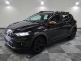 une voiture noire est garée dans une pièce au sol en damier