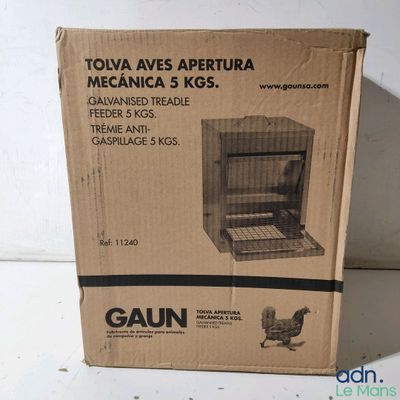 boîte contenant un four Gaun posée sur une surface blanche, avec un poulet à l'intérieur