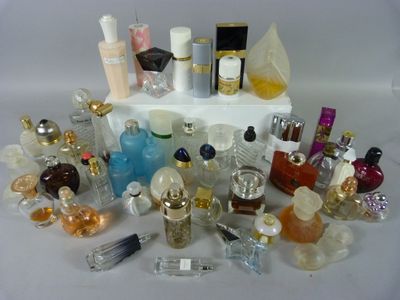 plusieurs types de flacons de parfum sur la table