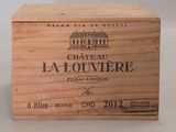 une boîte en bois avec une étiquette de vin