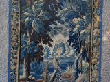 une image représentant une tapisserie accrochée sur un mur