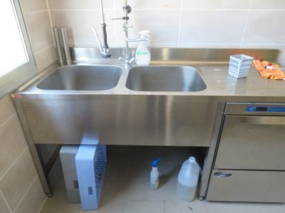un évier en acier inoxydable dans le coin d'une cuisine