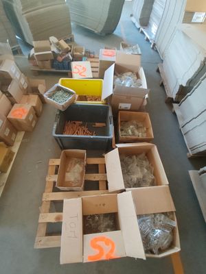 de nombreux cartons d'objets hétéroclites sur le sol