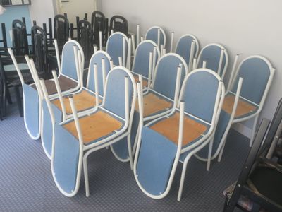 le nombre de chaises alignées dans une pièce