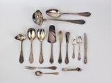 beaucoup de cuillères en argent et de cuillères à soupe sur la table
