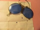 une paire de lunettes posée sur une feuille de papier
