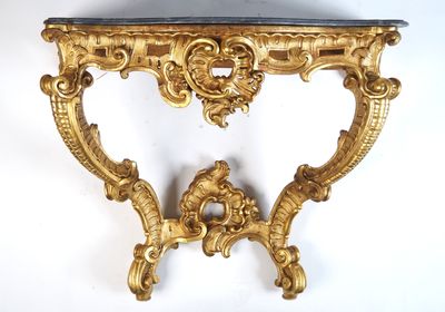une table dorée avec un plateau noir sur lequel trône un lion doré
