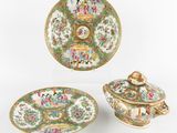 un ensemble de trois plats en porcelaine chinoise avec leurs couvercles