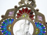une photo d'une femme dans un cadre en vitrail