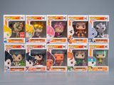 Plusieurs figurines Funko Pop en vinyle sont exposées dans une vitrine