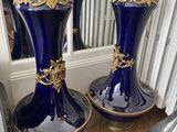 une paire de grands vases bleus, ornés chacun de détails dorés