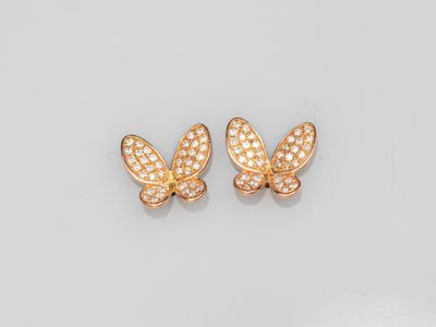 une paire de boucles d'oreilles papillon en or et diamants