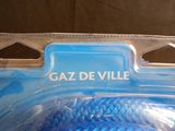 une boîte en plastique contenant un poisson bleu