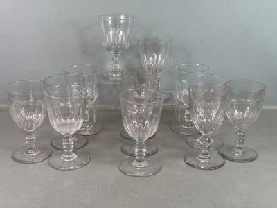 un grand nombre de verres à vin posés sur une table