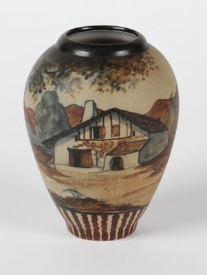 un vase avec une peinture sur une surface blanche