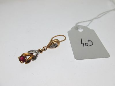 une photo d'une paire de boucles d'oreilles avec une étiquette accrochée dessus