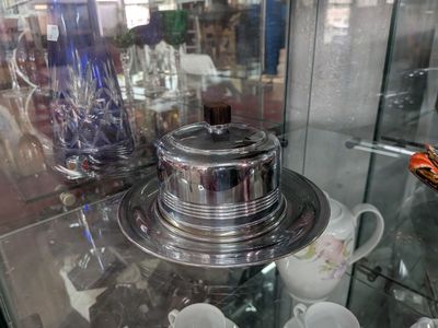 une vitrine en verre surmontée d'une plaque en argent