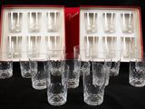 six verres dans une boîte rouge sur fond noir