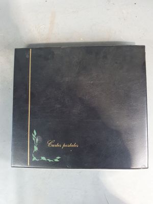 une boîte noire ornée d'une bordure dorée