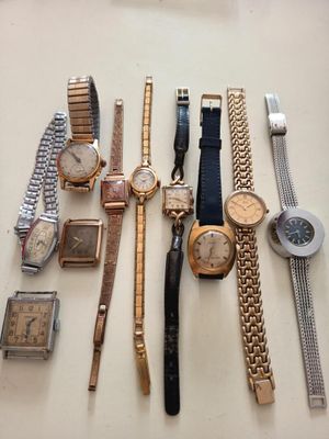plusieurs types de montres sur la table