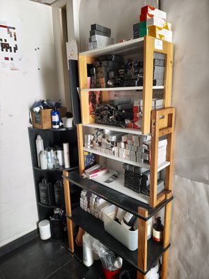 une étagère contenant de nombreux objets dans une pièce