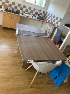 une cuisine avec une table et des chaises