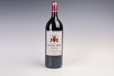 une bouteille de vin posée sur une table