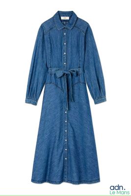 La robe est bleue et comporte une ceinture à la taille.