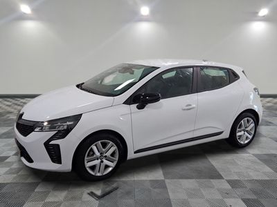 la voiture blanche est garée sur un carrelage à carreaux